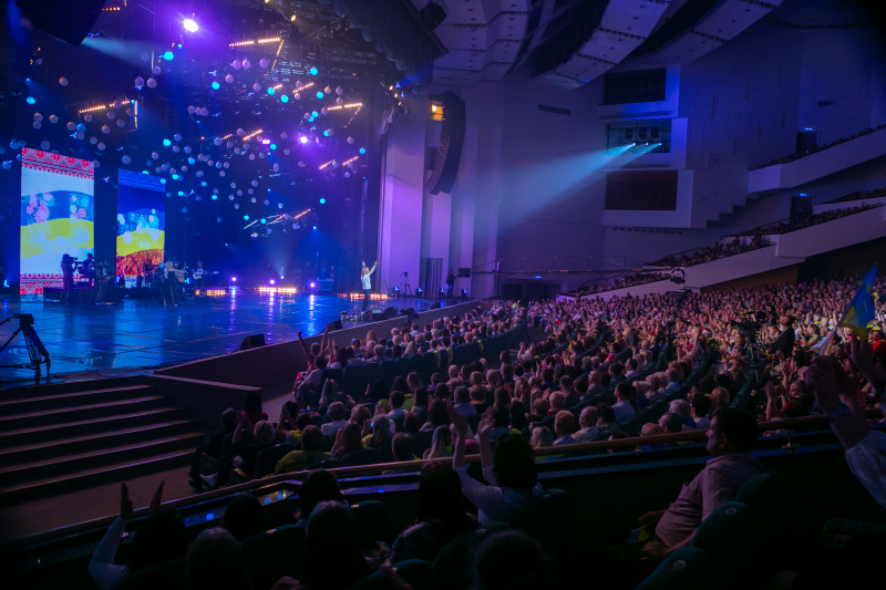 Везде любят: Олег Винник показал "молодых волчиц" в Беларуси (видео)